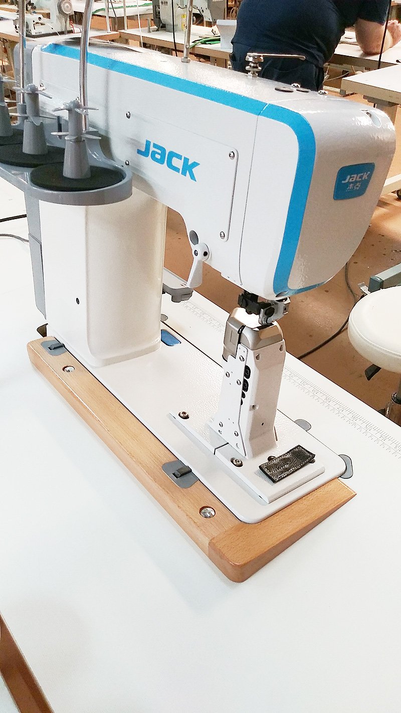 JACK S5-91 Full Automatic Post Bed Sewing Machine with Roller Foot