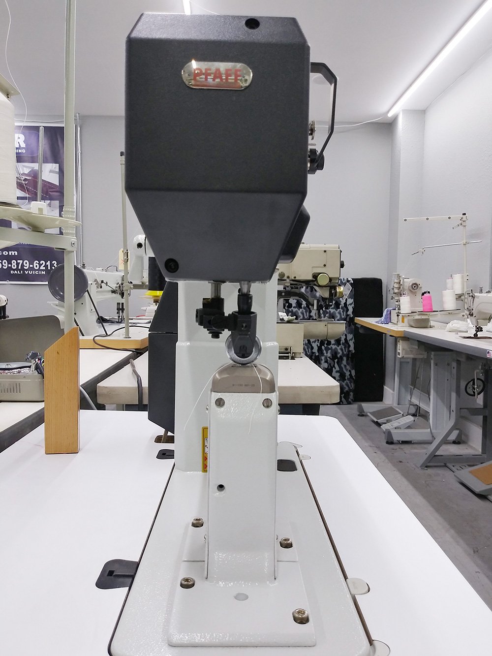 PFAFF 591 Top and Bottom Feed Roller Foot Post Bed Sewing Machine