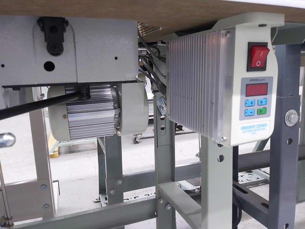 PFAFF 591 Top and Bottom Feed Roller Foot Post Bed Sewing Machine