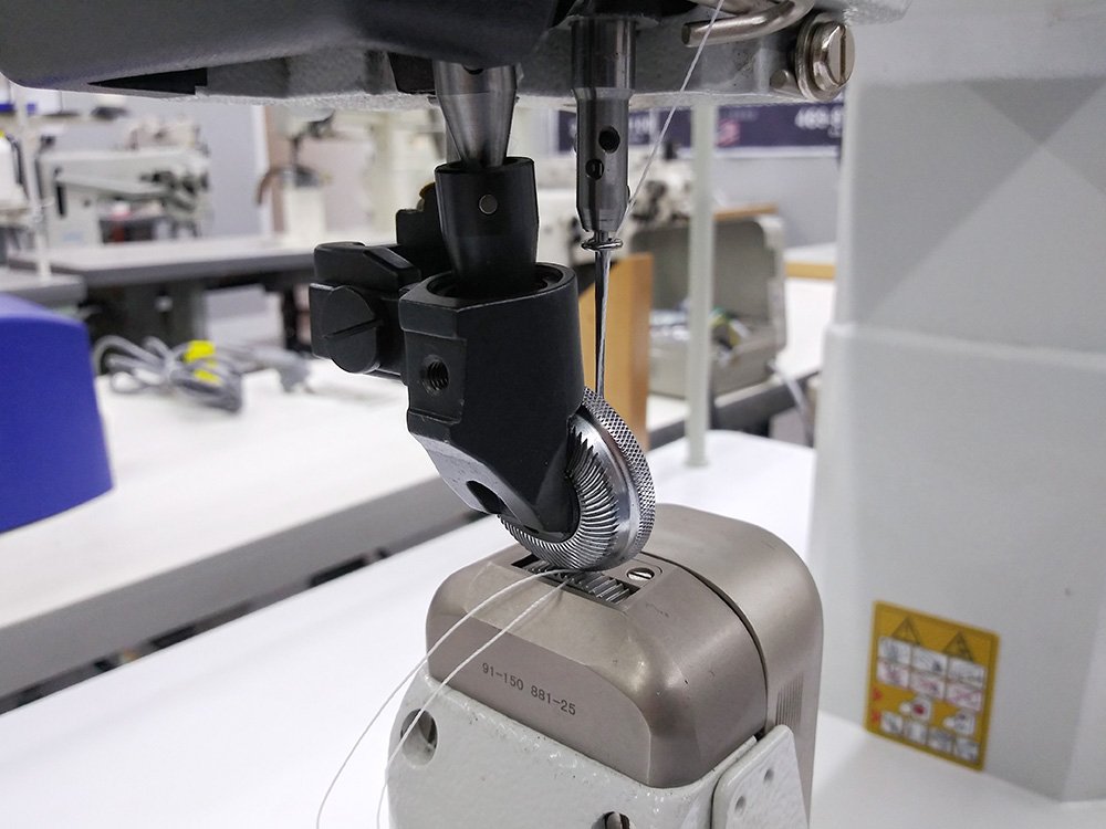 PFAFF 591 Top and Bottom Feed Roller Foot Post Bed Sewing Machine